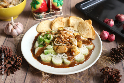Foto It’s a plate of ketoprak, a vegetarian dish from Jakarta, Indonesia
