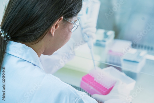 Photos Pharmaceutical scientist conducting high-throughput drug screening assay