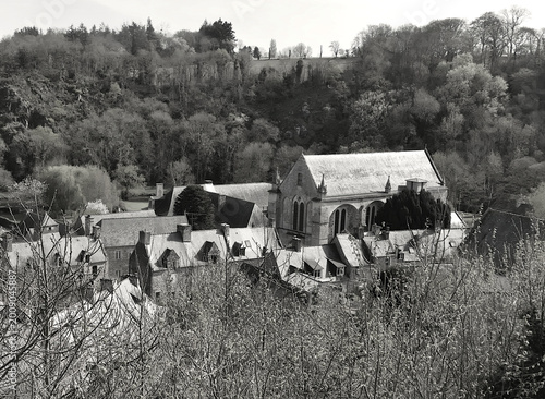 Foto monochrome view of the beautiful and characteristic village of Lehon in Brittany