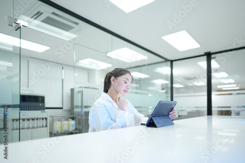 Fotografie Quality control analyst auditing electronic data integrity via digital tablet