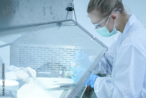 Fotografía Clinical embryologist manipulating gamete specimens for in vitro fertilization (ivf) procedure
