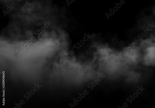Foto Abstract white smoke cloud drifting across a black background, creating a dramatic atmospheric mist texture with soft motion and high contrast