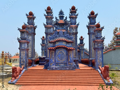 Fotografie Amazing intricate and ornate details of An Bang Cemetery Gate, a huge tomb complex with artistic gates, sculpture, and monuments, in beautiful Vietnamese style