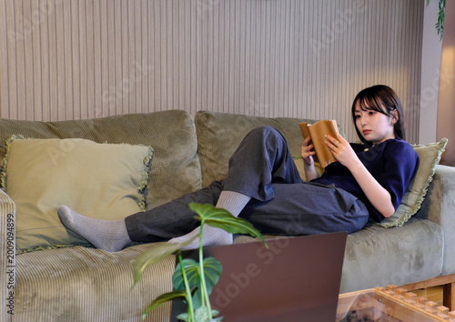 Obraz na plátne 「私を整える、上質な日常。」読書、PC作業、ストレッチで心身をリフレッシュする女性のライフスタイルセット