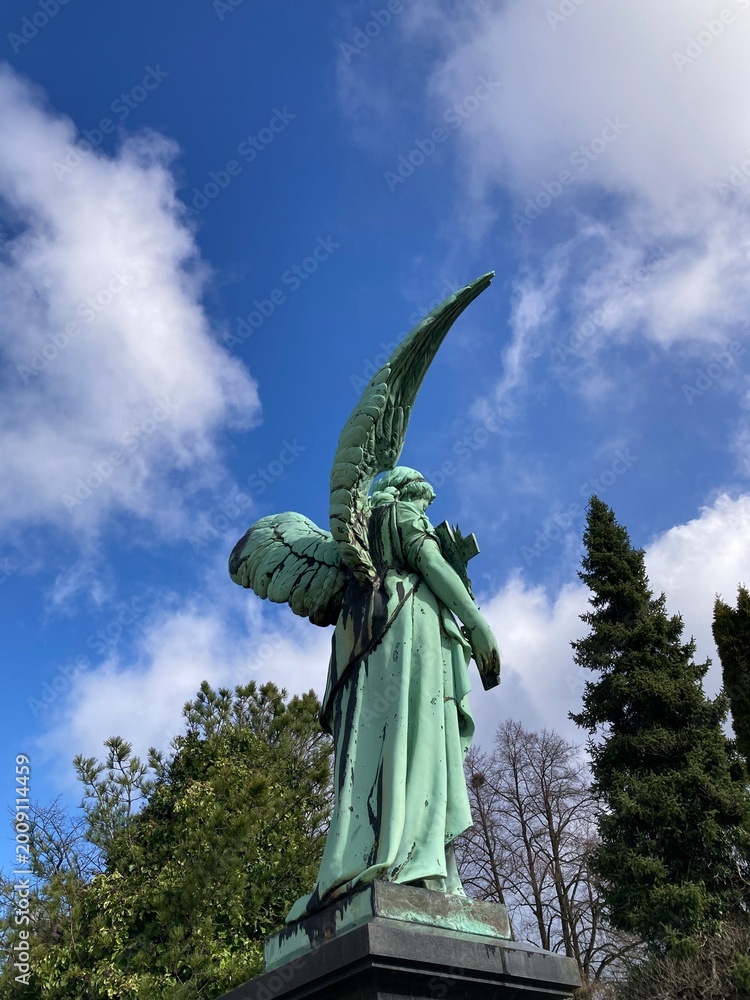 Naklejka premium Friedhofsengel / Statue auf dem Friedhof 