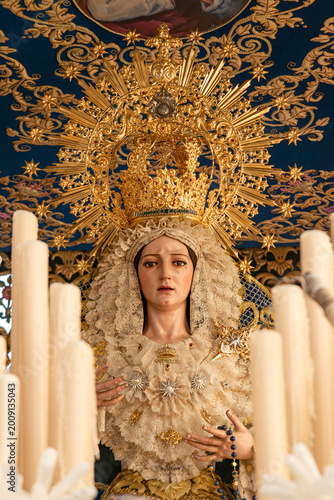 Virgen bajo palio procesionada en Semana Santa