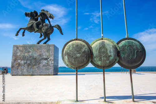 Foto Statue of Alexander the Great on his horse Bucephalus with bronze shields in The