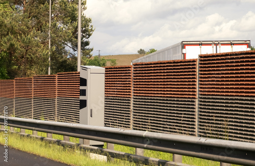 Speed ​​cameras on motorways for traffic monitoring and road safety, automated video surveillance system on motorways for speed regulation and driver compliance.