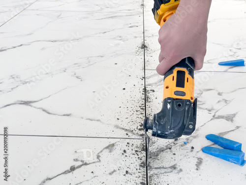 Tile joint cleaning