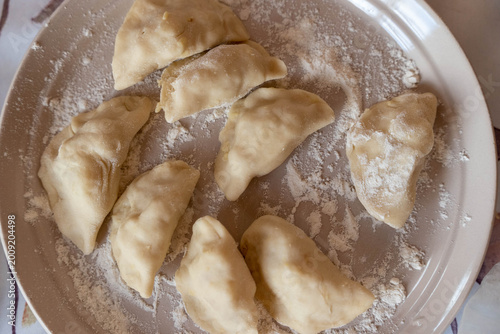 Φωτογραφία Plate of freshly prepared vareniki dumplings dusted with flour, arranged neatly
