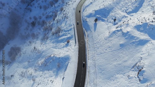Coche por carretera en la montaña nevada