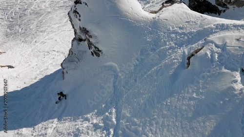 hombre haciendo snowboard en los alpes