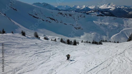 hombre haciendo snowboard en los alpes