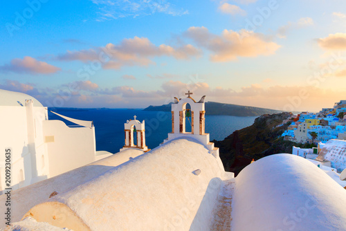 Foto white church belfries and volcano caldera landscape, beautiful details of Santor