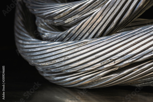 Foto Old aluminum high voltage power cable with visible oxidation and surface wear
