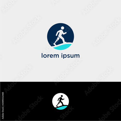 Εκτύπωση καμβά A person runs quickly on a circular path with a blue background and white space