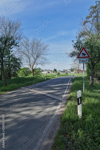 Ländliche Idylle mit historischer Architektur und frühlingshafter Natur am Wegesrand im Sonnenschein, Kleinliebenau, Schkeuditz, Landkreis Nordsachsen, Sachsen, Deutschland