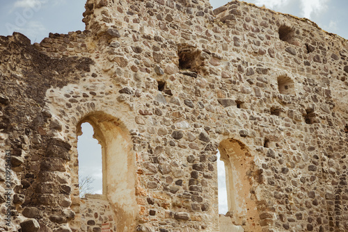 Foto Ancient stone wall ruins with arched windows and weathered texture under a clear