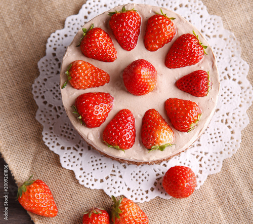 Cuadro en lienzo Overhead strawberry cake with fresh berries and creamy frosting on rustic table