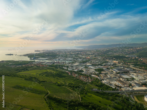 Foto Veduta aerea panoramica del deposito di cisterne Siot a Trieste e golfo