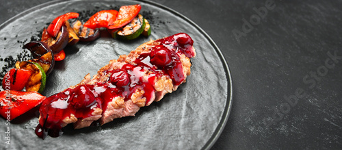 Billede på lærred Duck Breast With Cherry Sauce