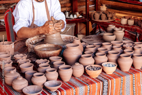 Φωτογραφία Clay pot emerging under skilled hands conveys artistic process centered on shapi