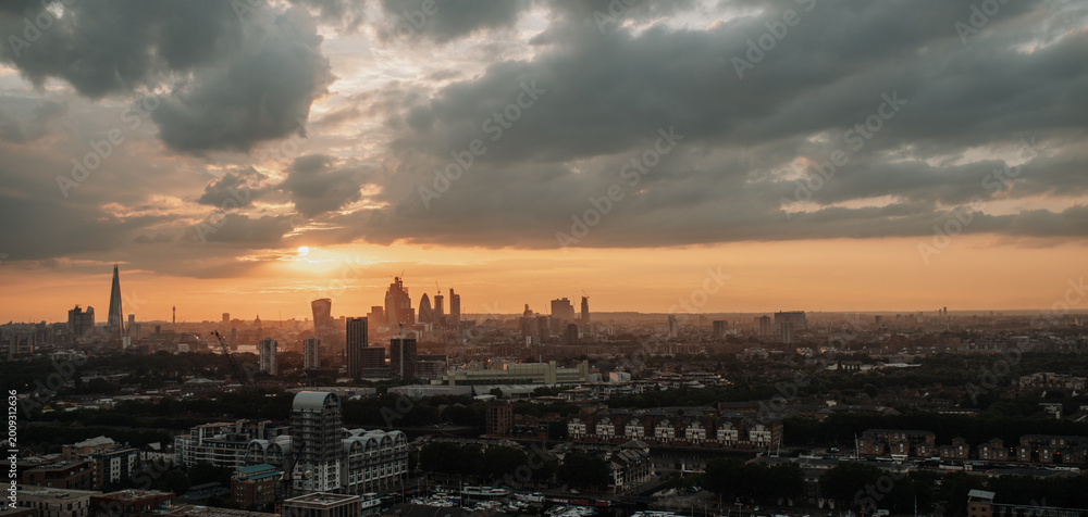 Obraz premium London skyline at sunset with dramatic clouds over city panorama.