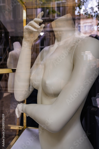 Canvastavla Headless naked female mannequin bust in a shop window.