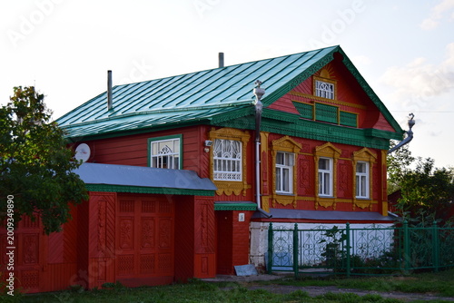 Tableau sur toile Traditional Russian wooden house with colorful carved window frames in Suzdal, Golden Ring