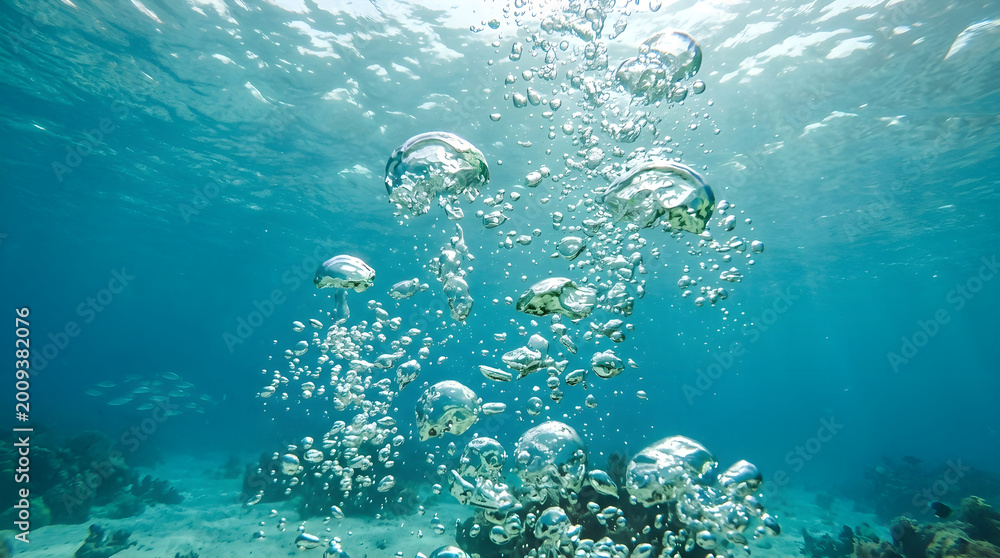 Obraz premium Underwater bubbles rising in clear ocean water