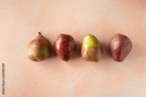 Fotografie A top down view of a row of red anjou pears.