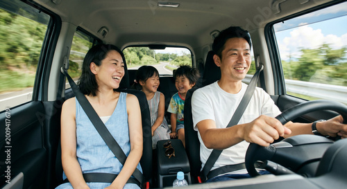 Plakat w ramie 車でドライブを楽しむ笑顔の日本人家族 4人家族 旅行 Generative AI
