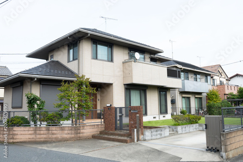Foto 日本の現代的な一軒家と静かな住宅街の風景/都市近郊の分譲住宅