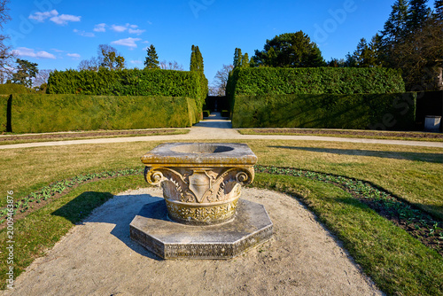 Φωτογραφία Ornate stone well in formal european garden with manicured hedges and pathways