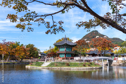 Obraz na plátně Beautiful Autumn Scenery of Hyangwonjeong Pavilion in Gyeongbokgung Palace, Seou