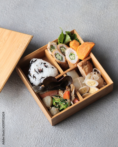 オクラの肉巻きとおでんの和風弁当