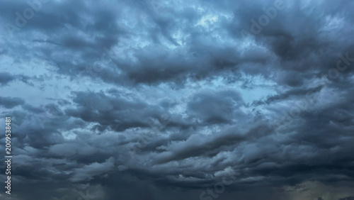 Foto The dark sky with heavy clouds converging and a violent storm before the rain