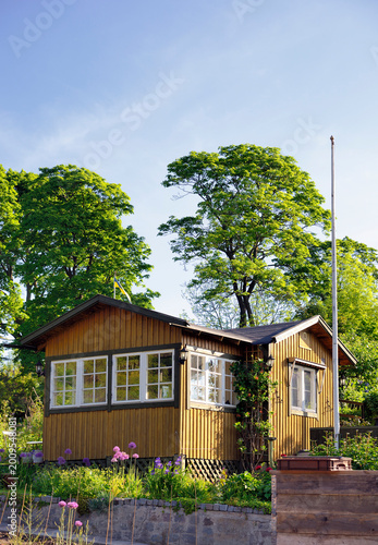 Canvastavla Idyllic summerhouse with a beautiful garden.