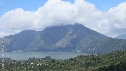 Photo landscape lake on top of mountain volcano