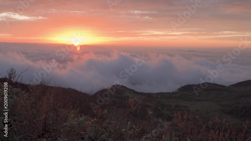 群馬県中之条町の渋峠から望む雲海と朝焼け、昇る太陽が照らす秋の山岳風景4K映像