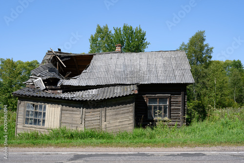 Tableau sur toile Abandoned dilapidated wooden village house by the road in Karelia