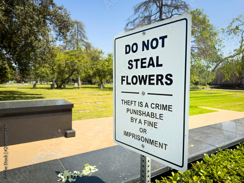 Foto A sign at a cemetery stating Do Not Seal Flowers punishable by fines or jail