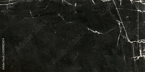 Foto A close-up captures the intricate textures of a dark marble surface, with veins