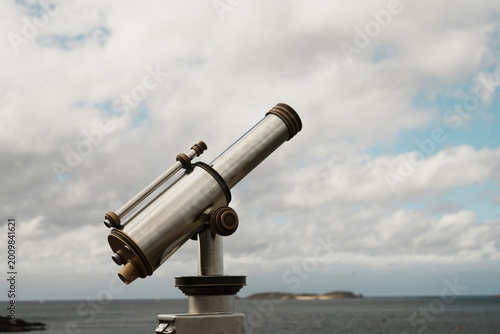 Bild auf Leinwand Lunettes d'approche pour observer la baie à Saint-Malo en Bretagne