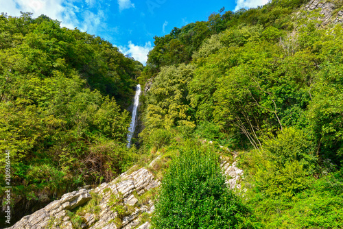 Quadro em tela Der idyllische Wasserfall Cascata di Portirone im grünen Wald am Iseosee, Italie