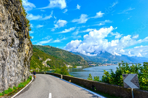 Konstfotografi Spektakuläre Uferstraße am Iseosee mit einer markanten Felswand und einem Radfah