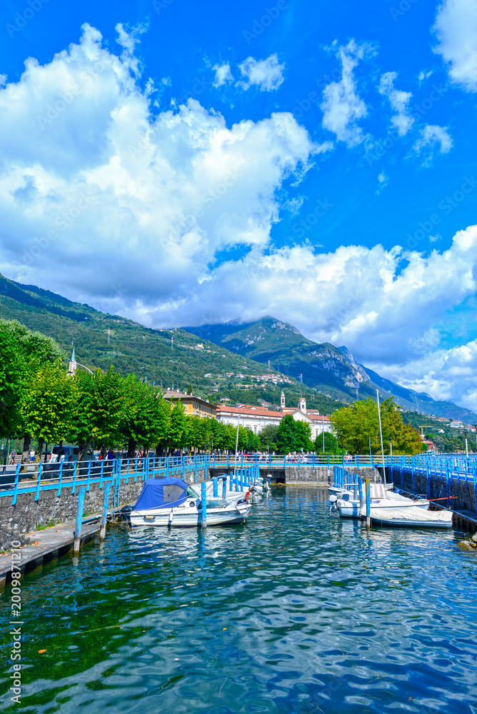 Fototapeta premium Malerischer Bootshafen und Uferpromenade in Lovere am Iseosee