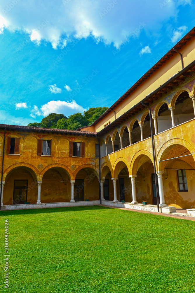 Fototapeta premium Historischer Renaissance-Kreuzgang im Kloster San Cristo in Brescia (Italien)