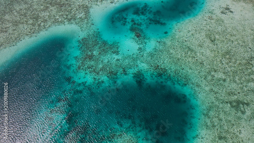Φωτογραφία Stunning aerial view of a vibrant turquoise lagoon, crystal-clear ocean water re