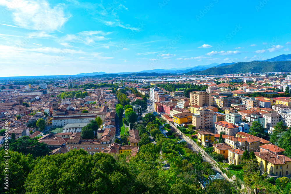 Obraz premium Malerischer Panoramablick vom Castello über das Stadtgebiet von Brescia (Italien)